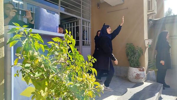 مسابقات ورزشی به مناسبت هفته بهداشت و روان در دبیرستان پیرایش یک