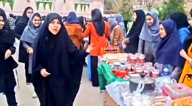 جشنواره تولیدات دستی دانش آموزان دبیرستان هدف