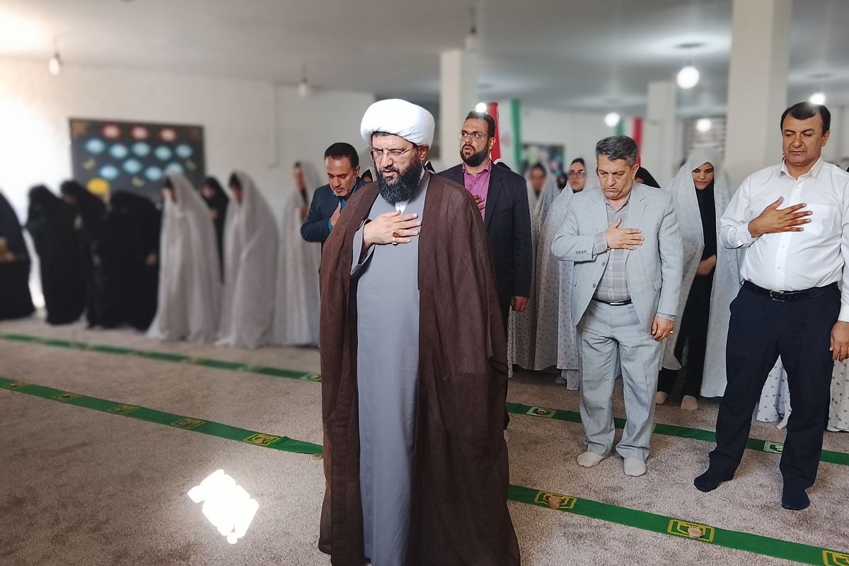 اقامه نماز جماعت در مدرسه شاهد مرضیه با حضور مسئولان آموزش‌وپرورش پاکدشت