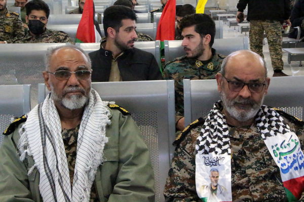 مراسم نمادین استقبال از امام خمینی (ره) در فرودگاه یزد 