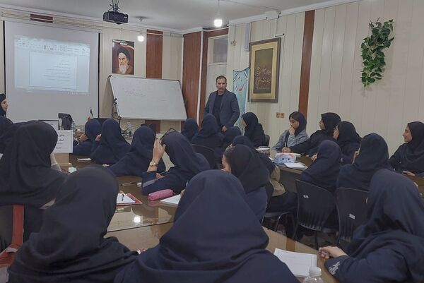 کارگاه مشاوره تحصیلی در دبیرستان دخترانه شهید محمدتقی دستغیب ناحیه 3 شیراز