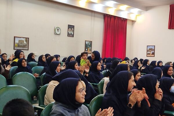 هنرنمایی دانش‌آموزان مدارس ناحیه دو شهرری در جشن میلاد حضرت فاطمه (س)