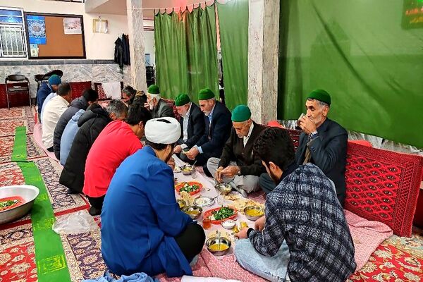 اعتکاف دانش‌آموزی در مسجد جامع شهر بار نیشابور 