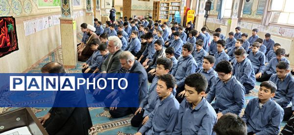 نمازجماعت پایه هشتم مدرسه زمانی با حضور مدیر آموزش و پرورش منطقه ۱۹ 