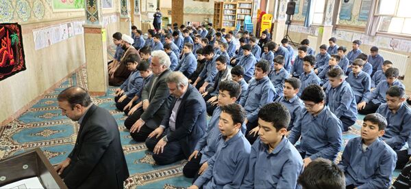 نمازجماعت پایه هشتم مدرسه زمانی با حضور مدیر آموزش و پرورش منطقه ۱۹ 