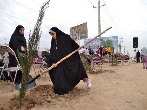 پویش مردمی درخت یادگار در یزد 
