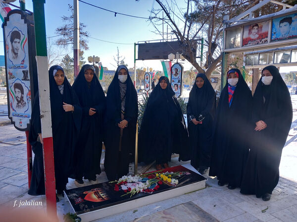 دیدار دختران رای اولی قم با خانواده شهید آقازاده نژاد