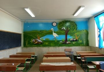 نیمکت‌هایی که منتظر همکلاسی‌ها است