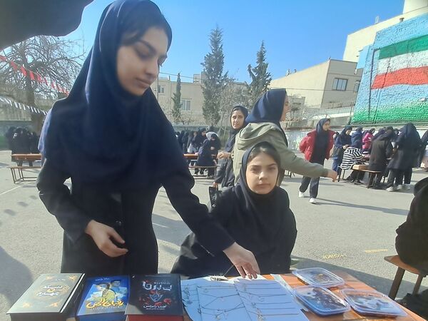 بازارچه کارآفرینی دانش آموزان در مدرسه انیس خوش قدم 