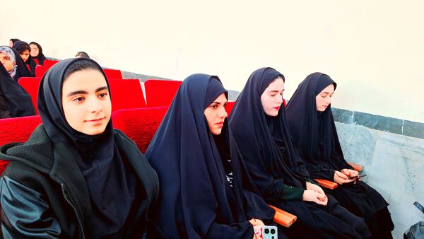 تجلیل از دانش‌آموزان نخبه مسابقات قرآن، عترت و نماز و تربیت‌بدنی