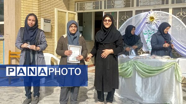 تقدیر از دانش‌آموزان برتر دبیرستان دخترانه ۱۳ آبان
