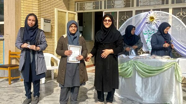 تقدیر از دانش‌آموزان برتر دبیرستان دخترانه ۱۳ آبان