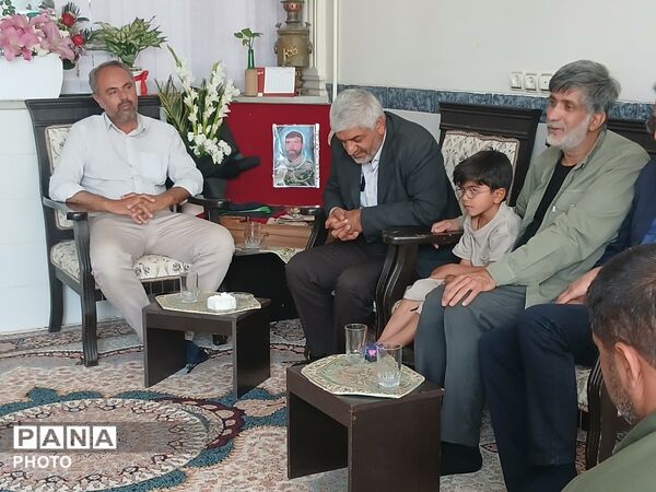 دیدار رئیس سازمان دانش آموزی یزد با خانواده شهید «محمدرضا آروز»