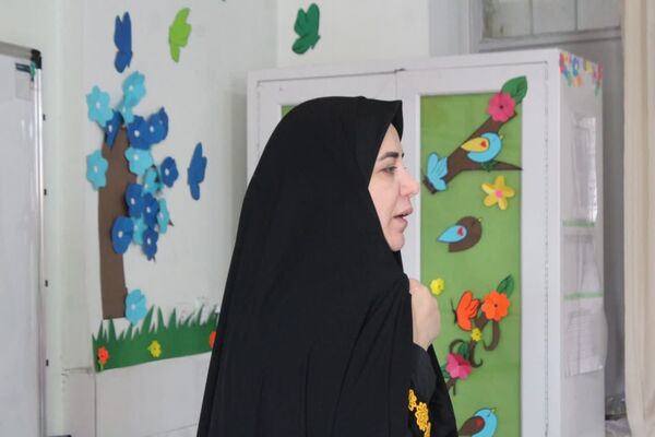 حضور پلیس در دبستان فاطمه‌الزهرا برای آموزش پیشگیری از آسیب‌های اجتماعی