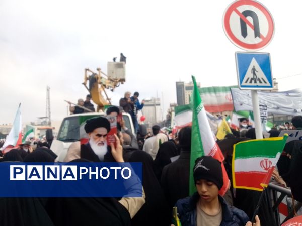 مشهد الرضا شاهد غوغا مردم در راهپیمایی ۲۲ بهمن شد