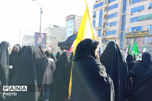 حضور مردم شهرستان رباط‌کریم برای بیعت با سومین رهبر انقلاب