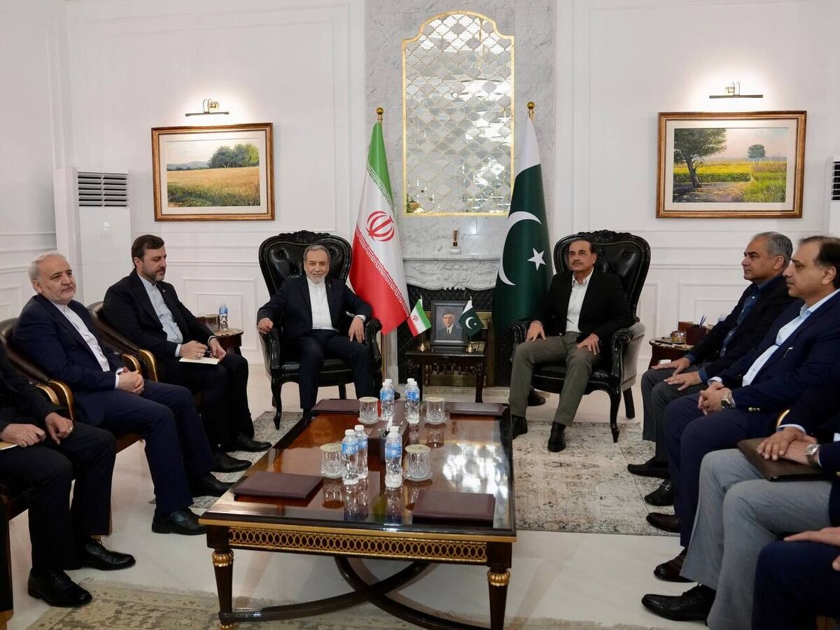 دیدار و گفت‌وگوی وزیر امور خارجه ایران با فرمانده ارتش پاکستان