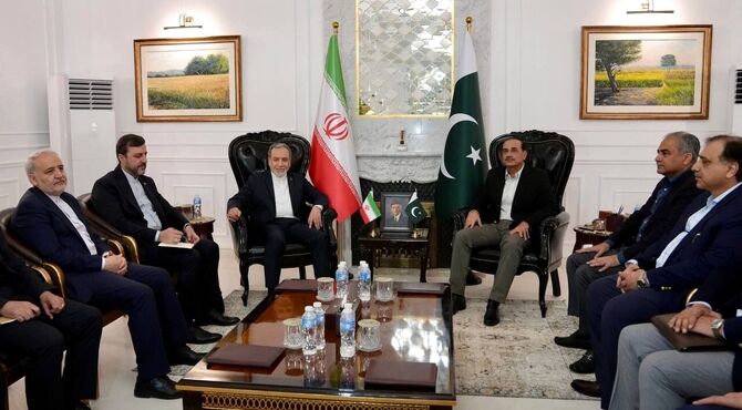 دیدار و گفت‌وگوی وزیر امور خارجه ایران با فرمانده ارتش پاکستان