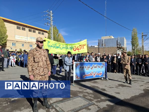غرفه نسل افتخار سازمان دانش‌آموزی استان آذربایجان شرقی در راهپیمایی ۱۳‌ آبان