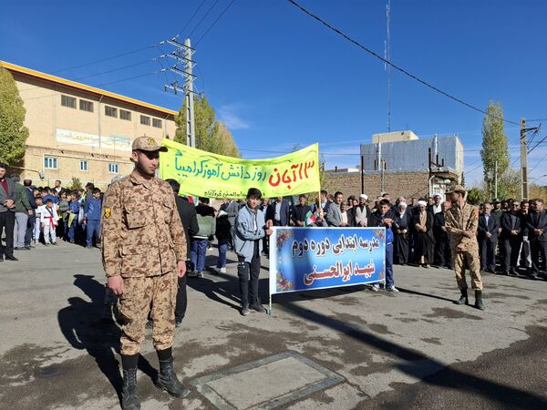 غرفه نسل افتخار سازمان دانش‌آموزی استان آذربایجان شرقی در راهپیمایی ۱۳‌ آبان