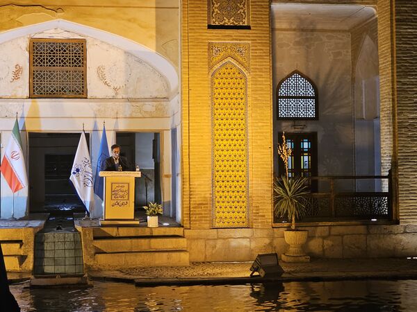 شب حماسه و اندیشه در جهان باغ تاریخی فین کاشان 