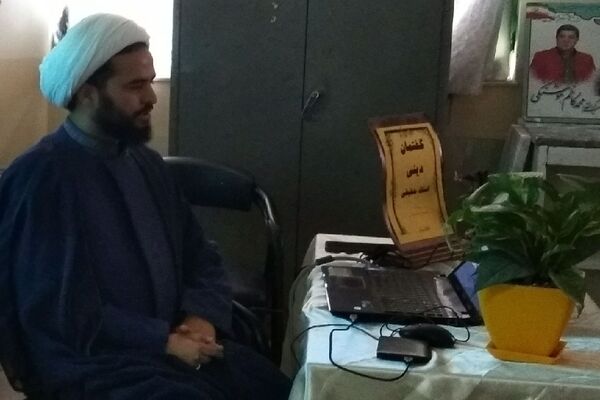 محفل انس با قرآن و گفتمان دینی با یادبود شهدای مقاومت در دبیرستان هوشنگی