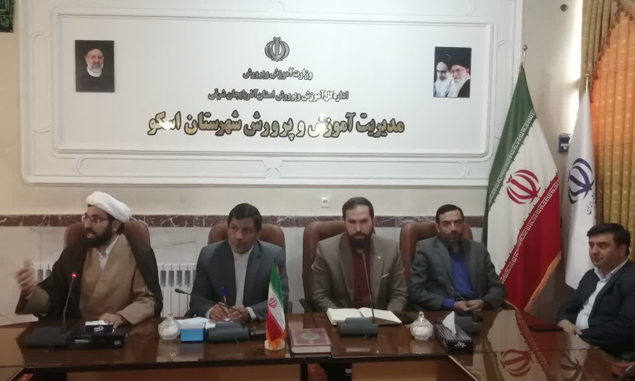باید نوجوانان و جوانان در سمت و سوی مساجد قرار گیرند