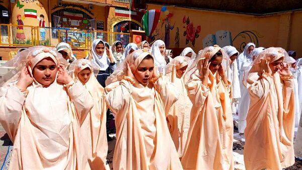 نواختن زنگ نماز با شعار «مِهر با مُهر» در مدارس شهرستان ملارد همزمان با آغاز سال تحصیلی