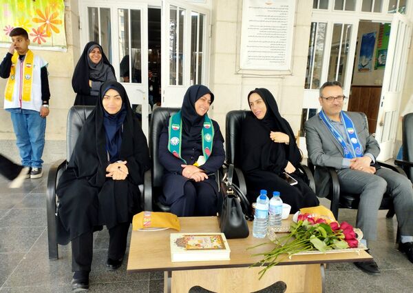 نواختن زنگ انقلاب در دبستان امام حسن (ع) مصلی نژاد ناحیه دو 
