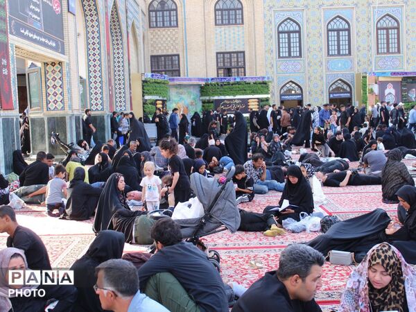 بارگاه منوّر رضوی در سالروز شهادت امام رضا (ع) یکپارچه سیاهپوش و لبریز از سوز و گداز عزاداران شد