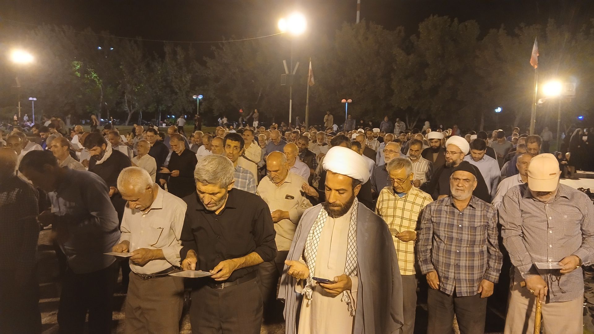 اقامه نماز استغاثه در جوار ارامگاه حیقوق نبی 