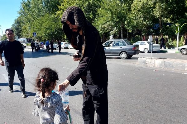 بدرقه باشکوه پیکر رهبر شهید روی دستان پرمهر ملت