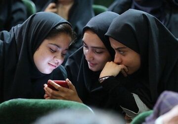 نقش خانواده و مدرسه درباره مدیریت فضای مجازی در طول سال تحصیلی