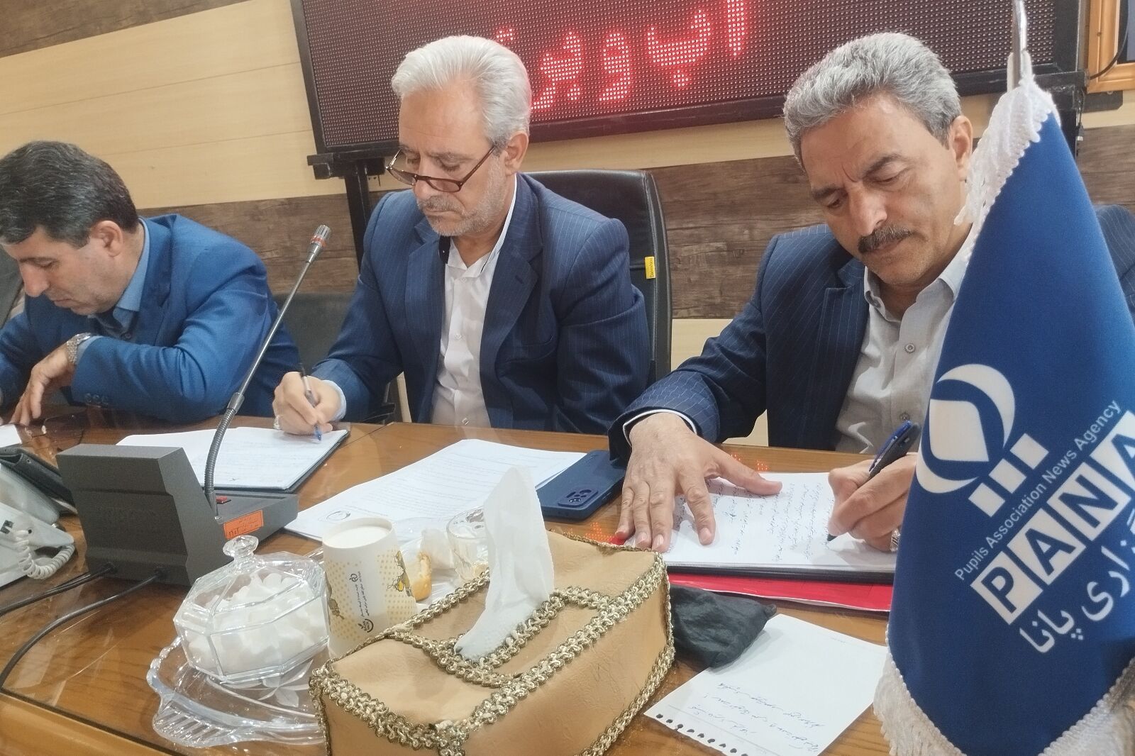 نشست شورای کشاورزی قروه با محوریت مدیریت آب و برق