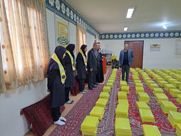 اهدای ۶۰۰ پک لوازم التحریر برای دانش‌آموزان کم برخوردار