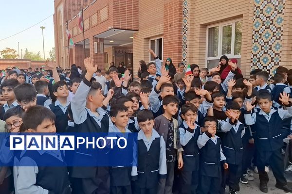 فرزند شهید این بار به گونه ای دگر راهی مدرسه شد