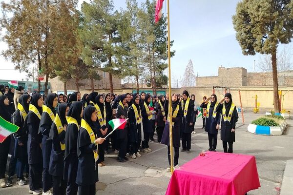 گلبانگ زنگ چهل و هفتمین پیروزی انقلاب اسلامی در مدرسه شهید مجید دهنوی 