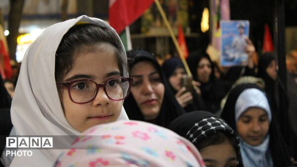 شبی در میدان با خانواده های شهدای مدرسه میناب