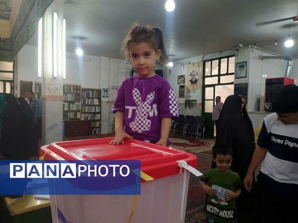 حضور کودکان به همراه والدین در شعبه‌های اخذ رأی