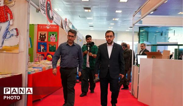 از قصه‌گویی تا رونمایی کتاب؛ نمایشگاهی به یاد کودکان میناب در خیابان حجاب 