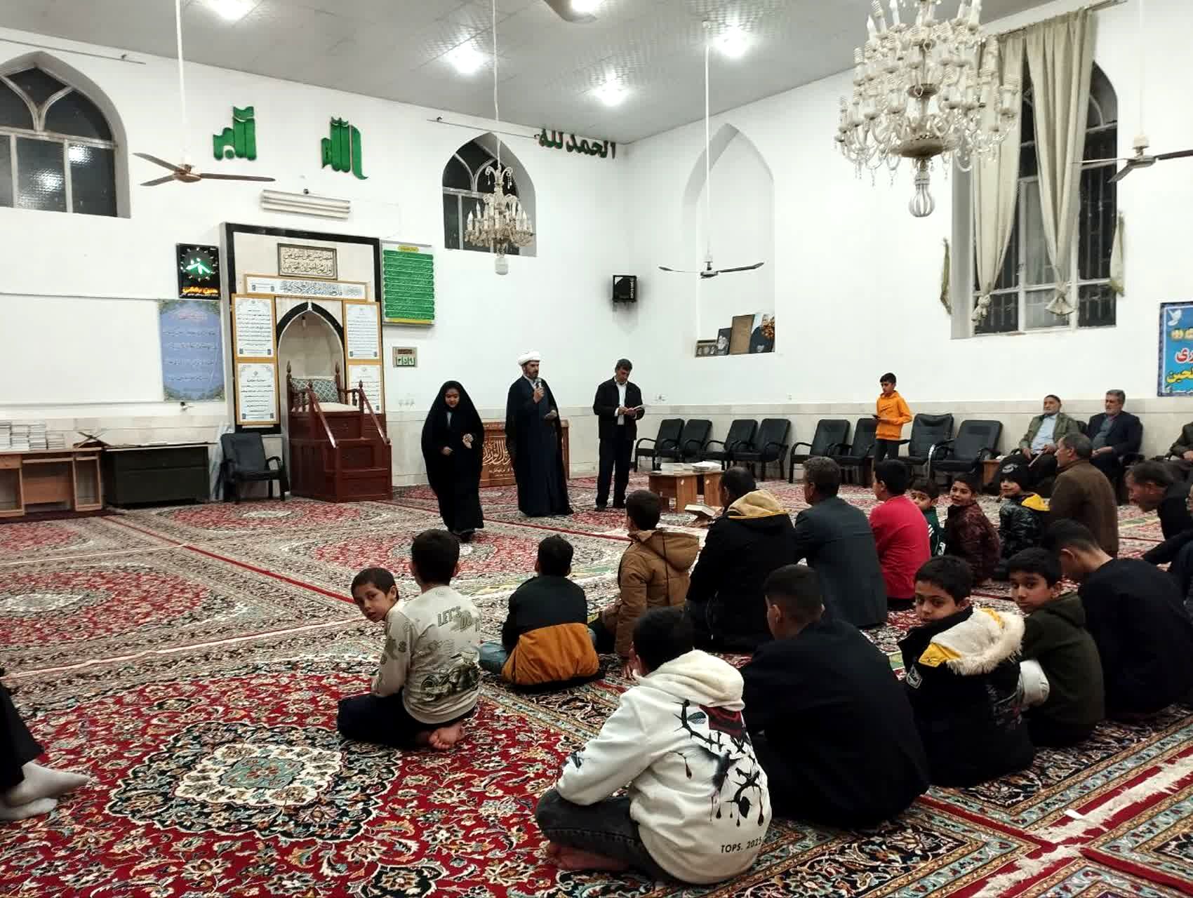 مراسم تقدیر از دانش آموزان معتکف‌روستای مهدی آباد خلیل آباد