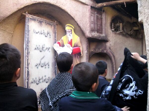 بازدید دانش آموزان دبستان سمیه قم از نمایشگاه حدیث غربت