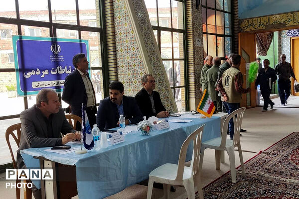  برپایی میز خدمت در حاشیه نماز جمعه بجنورد با حضور مسئولان استانی