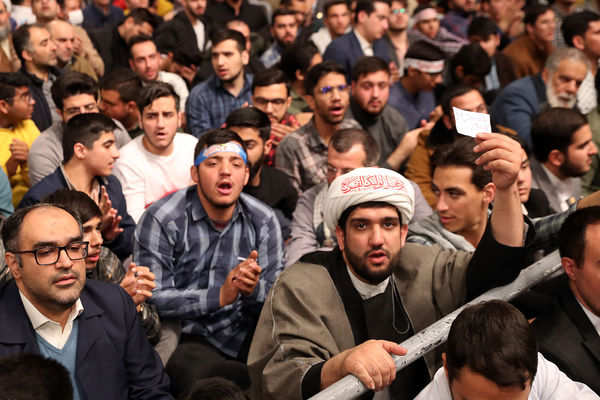 دیدار جمعی از رأی اولی‌ها و خانواده‌های شهدا با رهبر انقلاب اسلامی