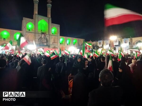 گردهمایی دبستانی های یزدی در گرامی‌داشت یاد دانش آموز شهید تیارا صادقی