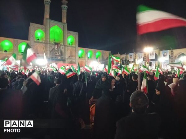 گردهمایی دبستانی های یزدی در گرامی‌داشت یاد دانش آموز شهید تیارا صادقی