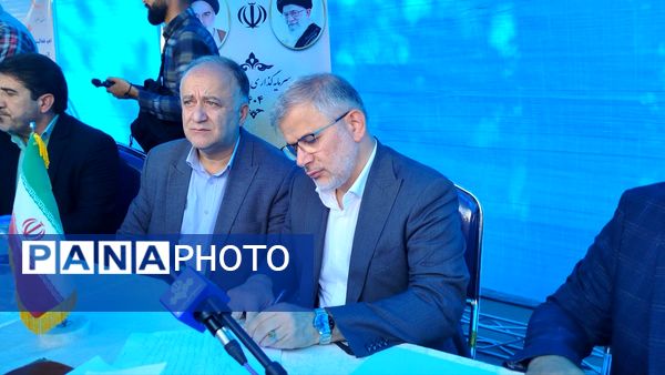  برگزاری میزخدمت درمصلی کرج به‌مناسبت هفته دولت