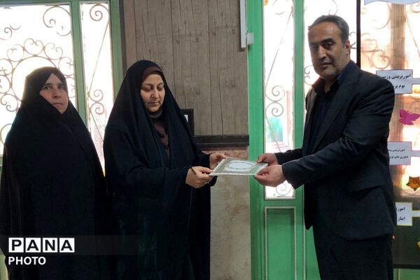 آیین سپاس مربی با حضور پیشتازان سازمان دانش آموزی در ناحیه دو شهرری 