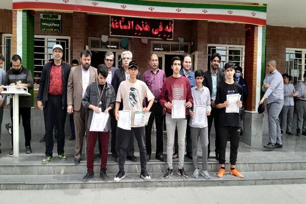تقدیر از دانش‌آموزان مقام آور در رشته‌های ورزشی مدرسه ابوریحان بیرونی نیشابور