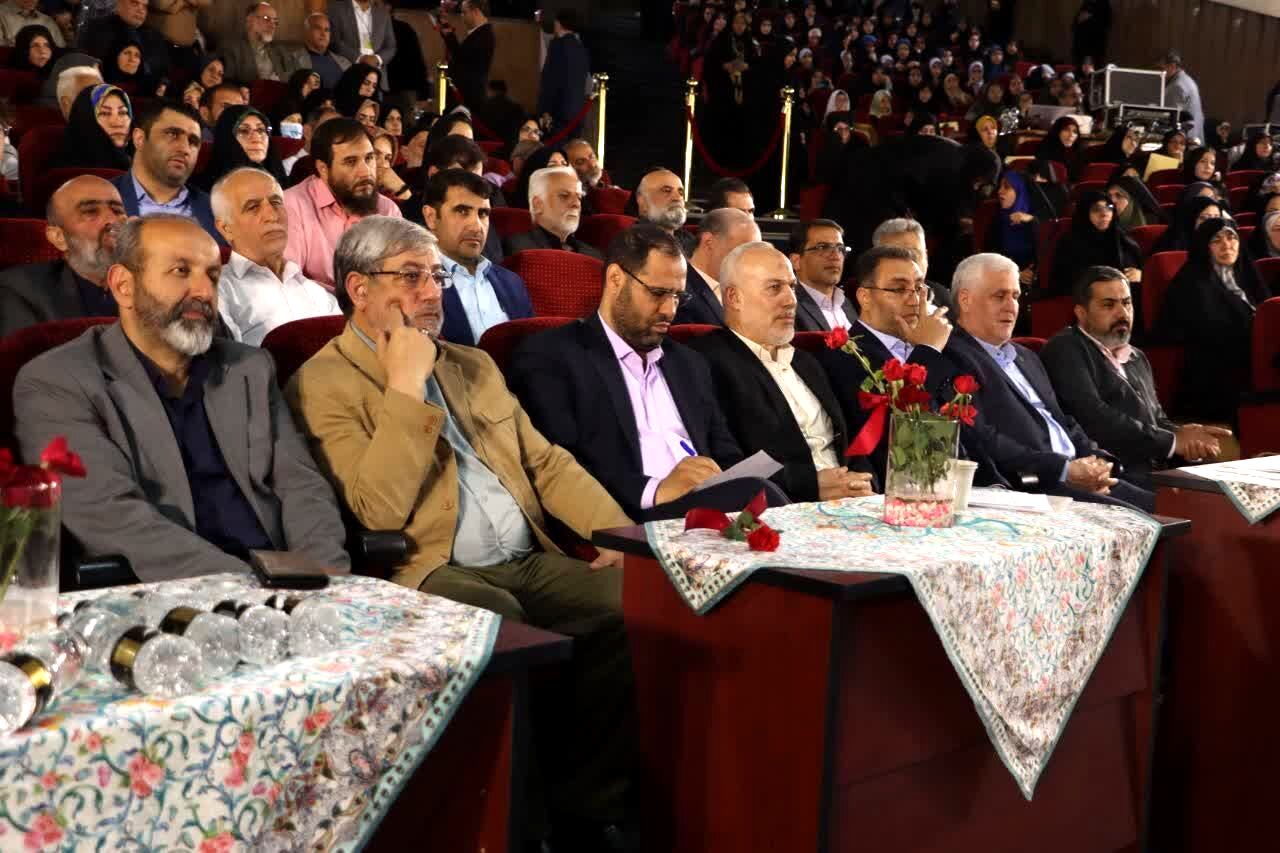 معلم، منبع و مرجع اصلی قدرت در جمهوری اسلامی ایران است